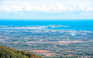 Costa Dorada, Tarragona, İspanya kıyı şeridi manzara görünümü. Metin için yer kopyalayın  