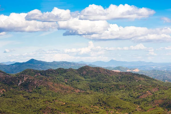 Tarragona, İspanya dağ manzarası görünümünü. Metin için yer kopyalayın