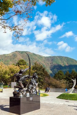 Hakone, Japonya - 5 Kasım 2017: Açık Hava Müzesi'nde heykel. Metin için yer kopyalayın. Dikey