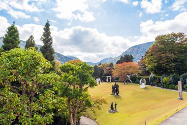 Hakone, Japonya - 5 Kasım 2017: Açık Hava Müzesi'nde heykeller. Metin için yer kopyalayın
