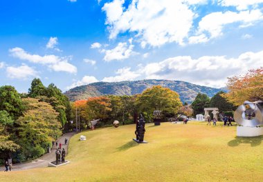 Hakone, Japonya - 5 Kasım 2017: Açık Hava Müzesi'nde heykeller. Metin için yer kopyalayın