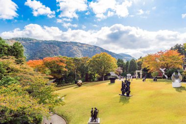 Hakone, Japonya - 5 Kasım 2017: Açık Hava Müzesi'nde heykeller. Metin için yer kopyalayın
