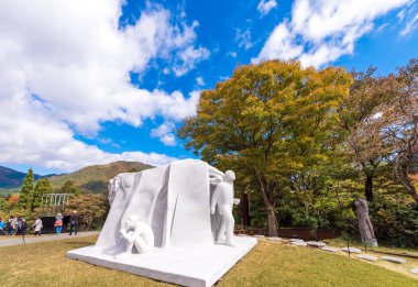 Hakone, Japonya - 5 Kasım 2017: Açık Hava Müzesi'nde heykeller. Metin için yer kopyalayın