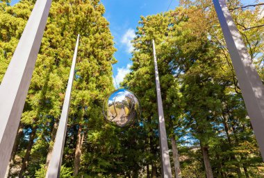 Hakone, Japonya - 5 Kasım 2017: Heykel aynalı küreyi, Açık Hava Müzesi. Metin için yer kopyalayın