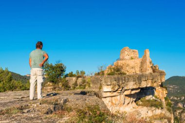 Adam arka plan Ciuran Kalesi, Tarragona, Catalunya, İspanya'nın kalıntıları üzerine. Metin için yer kopyalayın