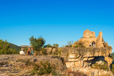 Siurana De Prades, İspanya - 5 Ekim 2017: Görünümünü Siuran kalesi kalıntıları. Metin için yer kopyalayın