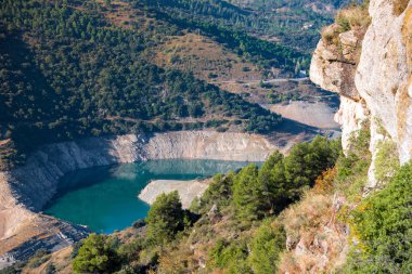 Rezervuar Pantano De Siurana, Tarragona, İspanya. Üstten Görünüm. Metin için yer kopyalayın