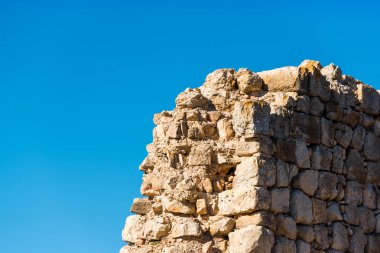 Siuran Kalesi, Tarragona, Catalunya, İspanya'nın kalıntıları görünümünü. Üzerinde mavi arka plan izole