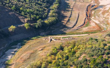 Siurana, Tarragona, İspanya ormanda harabelerde görünümünü. Metin için yer kopyalayın