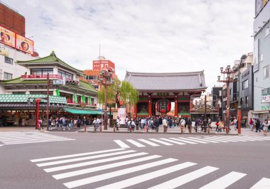 Tokyo, Japonya - 31 Ekim 2017: Turist temple Asakusa Schrein (Senso-ji) yakınındaki bir kalabalık. Metin için yer kopyalayın