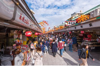 Tokyo, Japonya - 31 Ekim 2017: Kalabalık bir şehir sokak üzerindeki kişiler. Metin için yer kopyalayın