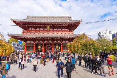 Tokyo, Japonya - 31 Ekim 2017: Turist temple Asakusa Schrein (Senso-ji) yakınındaki bir kalabalık. Metin için yer kopyalayın