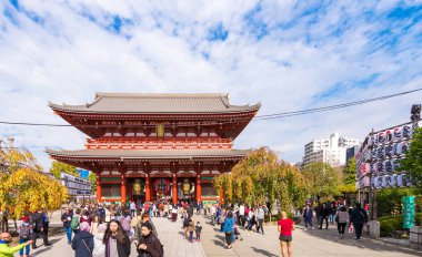 Tokyo, Japonya - 31 Ekim 2017: Turist temple Asakusa Schrein (Senso-ji) yakınındaki bir kalabalık. Metin için yer kopyalayın
