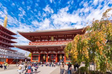 Tokyo, Japonya - 31 Ekim 2017: Turist temple Asakusa Schrein (Senso-ji) yakınındaki bir kalabalık. Metin için yer kopyalayın