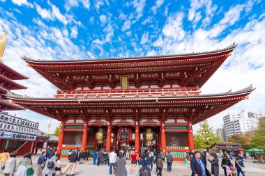 Tokyo, Japonya - 31 Ekim 2017: Turist temple Asakusa Schrein (Senso-ji) yakınındaki bir kalabalık. Metin için yer kopyalayın