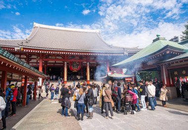 Tokyo, Japonya - 31 Ekim 2017: Turist temple Asakusa Schrein (Senso-ji) yakınındaki bir kalabalık. Metin için yer kopyalayın