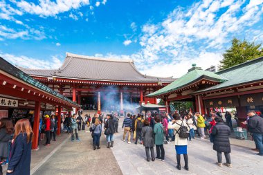 Tokyo, Japonya - 31 Ekim 2017: Turist temple Asakusa Schrein (Senso-ji) yakınındaki bir kalabalık. Metin için yer kopyalayın