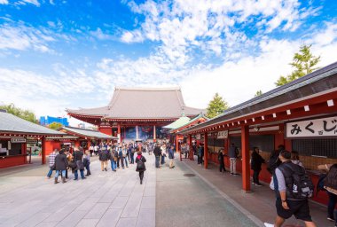 Tokyo, Japonya - 31 Ekim 2017: Turist temple Asakusa Schrein (Senso-ji) yakınındaki bir kalabalık. Metin için yer kopyalayın