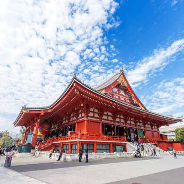 Tokyo, Japonya - 31 Ekim 2017: Turist temple Asakusa Schrein (Senso-ji) yakınındaki bir kalabalık. Metin için yer kopyalayın