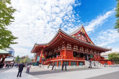 Tokyo, Japonya - 31 Ekim 2017: Turist temple Asakusa Schrein (Senso-ji) yakınındaki bir kalabalık. Metin için yer kopyalayın