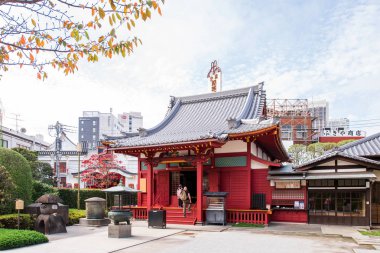 Bir bakış binalar içinde Tapınağı Asakusa Schrein (Senso-ji), Tokyo, Japonya. Metin için yer kopyalayın