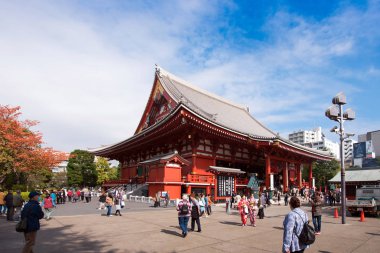 Tokyo, Japonya - 31 Ekim 2017: Turist temple Asakusa Schrein (Senso-ji) yakınındaki bir kalabalık. Metin için yer kopyalayın