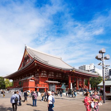 Tokyo, Japonya - 31 Ekim 2017: Turist temple Asakusa Schrein (Senso-ji) yakınındaki bir kalabalık. Metin için yer kopyalayın