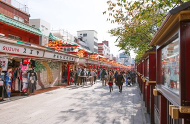 Tokyo, Japonya - 31 Ekim 2017: Kalabalık bir şehir sokak üzerindeki kişiler. Metin için yer kopyalayın