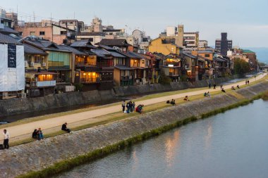 Kyoto, Japonya - 7 Kasım 2017: Görünüm Kamo Nehri set of. Metin için yer kopyalayın