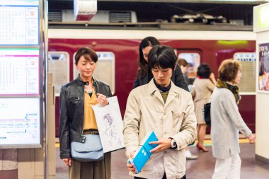 Kyoto, Japonya - 7 Kasım 2017: Bir kitap okuma metroda Japon adam. Metin için yer kopyalayın