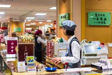 Kyoto, Japonya - 7 Kasım 2017: Çalışan yerel bir kafede bilet ofisinde