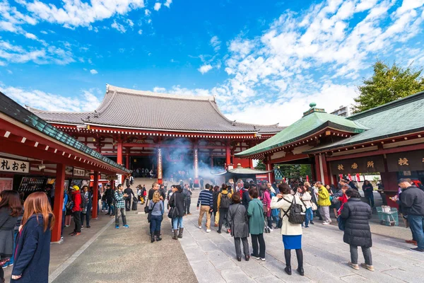 Toquio Japão Outubro 2017 Uma Multidão Turistas Perto Templo Asakusa — Fotografia de Stock