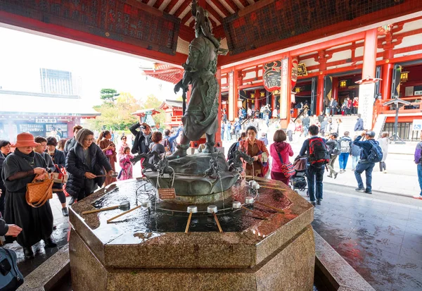 Tokio Japan Oktober 2017 Brunnen Mit Skulptur Auf Dem Gelände — Stockfoto
