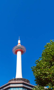 Mavi gökyüzü arka plan, Kyoto, Japonya Kyoto Tower. Metin için yer kopyalayın. Dikey
