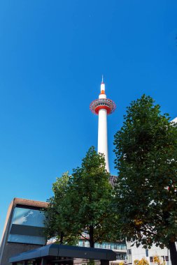 Mavi gökyüzü arka plan, Kyoto, Japonya Kyoto Tower. Metin için yer kopyalayın. Dikey