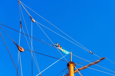 Mavi gökyüzü, Hanoke, Japonya karşı gemi direği. Metin için yer kopyalayın. Üzerinde mavi arka plan izole                               