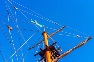 Mavi gökyüzü, Hanoke, Japonya karşı gemi direği. Metin için yer kopyalayın. Üzerinde mavi arka plan izole                               