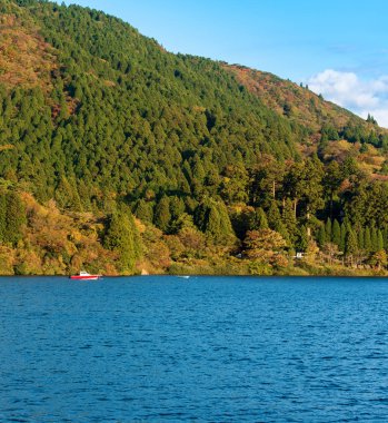 Göl ASHI Hakone, Japonya'da manzaraya görünümünü. Metin için yer kopyalayın