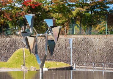 Hakone, Japonya - 5 Kasım 2017: Yansıtıcı yüzeyler ile Çeşme görünümü. Metin için yer kopyalayın                    