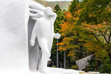 Hakone, Japonya - 5 Kasım 2017: Açık Hava Müzesi'nde heykeller. Metin için yer kopyalayın