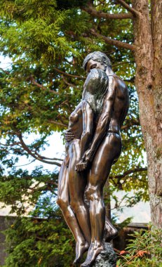 Hakone, Japonya - 5 Kasım 2017: Sevgi dolu bir kaç içinde bir açık hava Müzesi heykel. Dikey