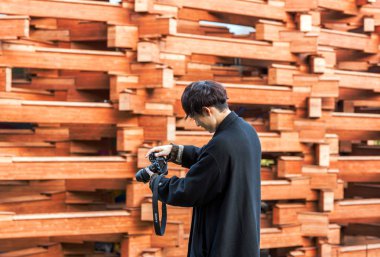 Hakone, Japonya - 5 Kasım 2017: Adam bir binanın arka plan üzerinde bir kamera ile. Seçici odak ile   