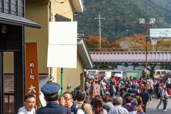 Hakone Japonsko Listopadu 2017 Muž Uniformě Znaménkem Ulici Rám Pro — Stock fotografie