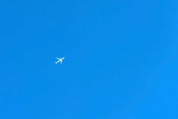 Weißes Flugzeug Der Ferne Gegen Den Blauen Himmel Hanoke Japan — Stockfoto