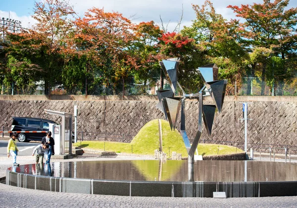 Hakone, Japonya - 5 Kasım 2017: Yansıtıcı yüzeyler ile Çeşme görünümü. Metin için yer kopyalayın                    