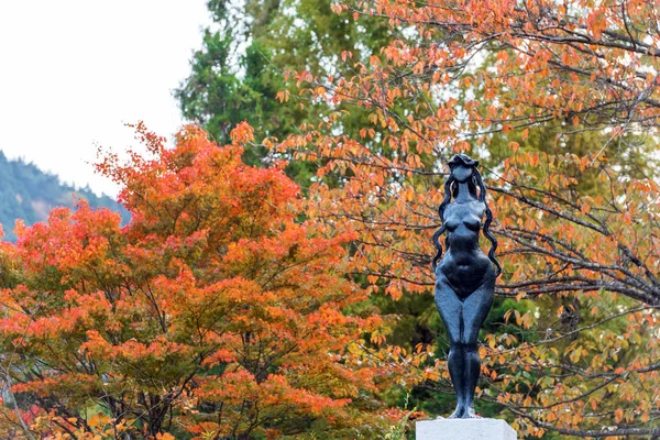 Hakone, Japonya - 5 Kasım 2017: Açık Hava Müzesi'nde heykel. Metin için yer kopyalayın