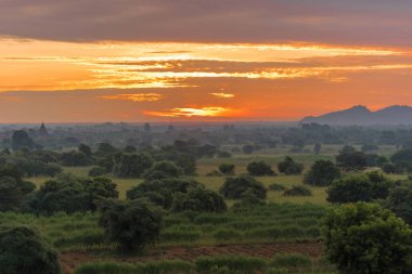 Bagan, Myanmar gün batımında kırsal manzara görünümünü. Metin için yer kopyalayın
