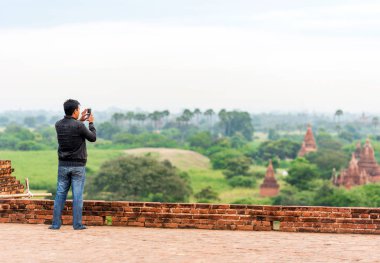 Bagan, Myanmar - 1 Aralık 2016: Bir manzara arka planda bir adam. Metin için yer kopyalayın