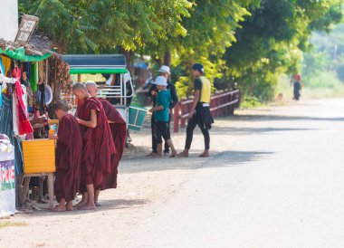 Bagan, Myanmar - 1 Aralık 2016: Şehir sokaklarda rahipler. Metin için yer kopyalayın                               