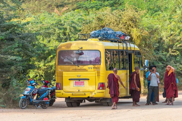 Bagan Μιανμάρ Δεκεμβρίου 2016 Κίτρινο Λεωφορείο Μοναχούς Στην Άκρη Του — Φωτογραφία Αρχείου